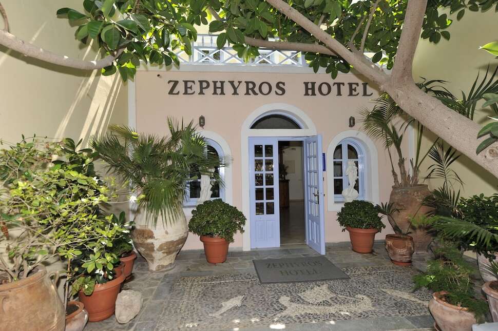 Een foto van de buitenkant van Hotel Zephyros