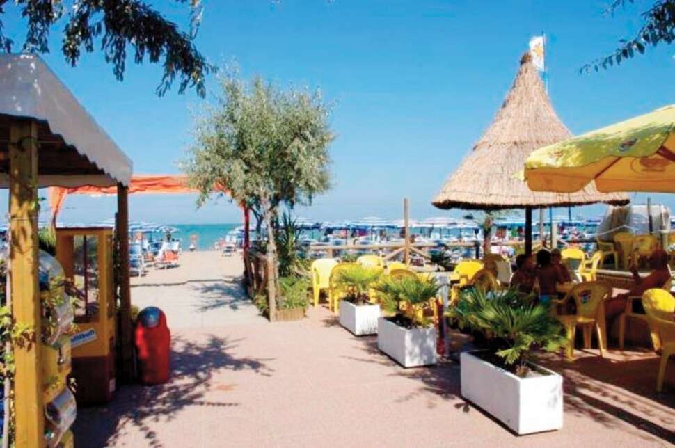 Een foto van het terras bij Long Beach Village