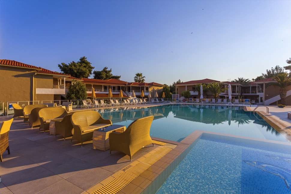 Een foto van het zwembad bij Lagomandra Beach Hotel & Suites