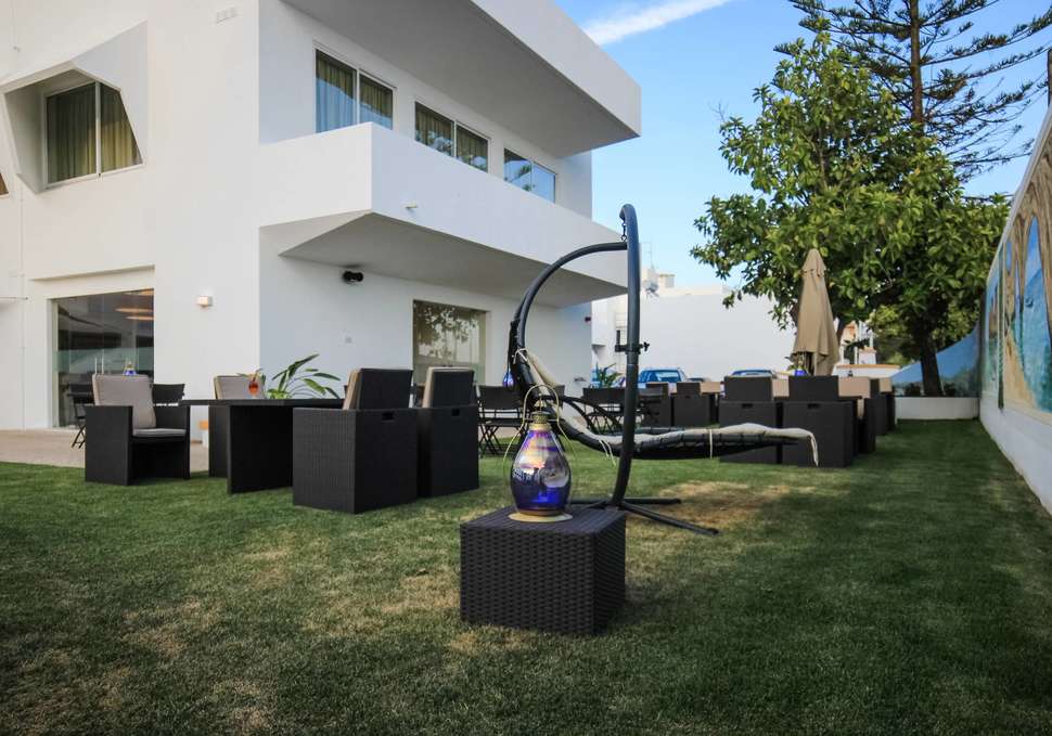 Een foto van het terras bij Hotel Lagoa