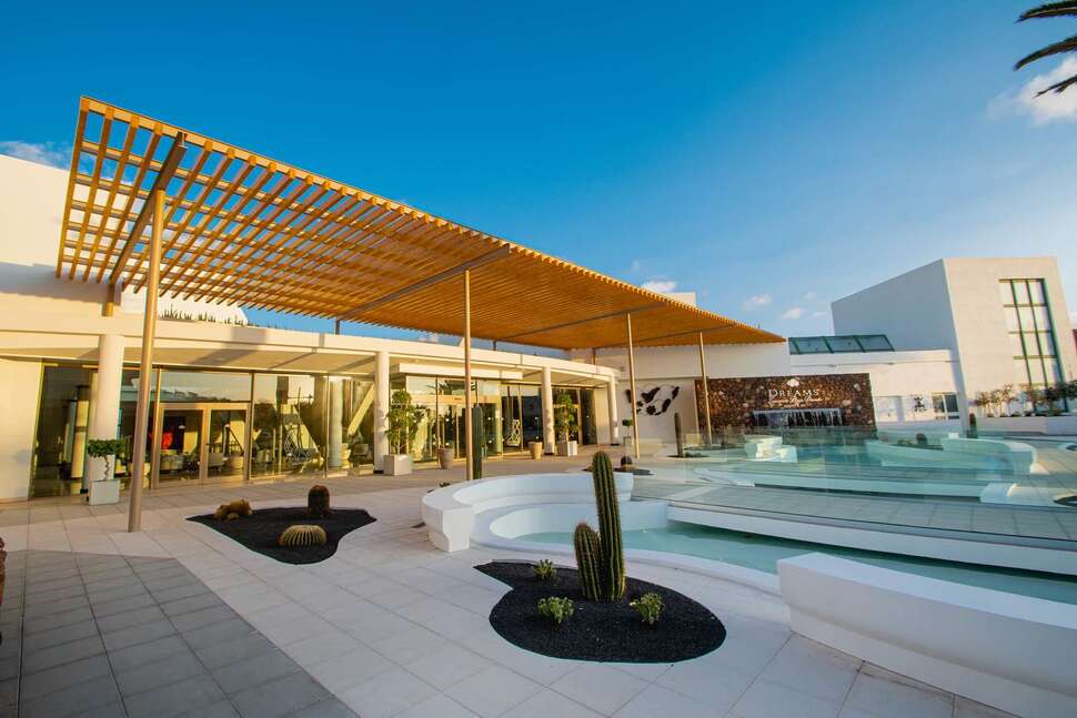 Een foto van de buitenkant van Dreams Lanzarote Playa Dorada Resort & Spa