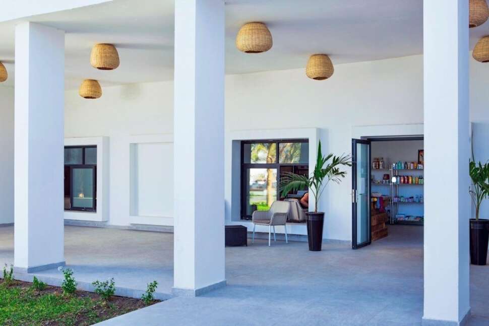 Een foto van het terras bij Sunprime Tamala Beach