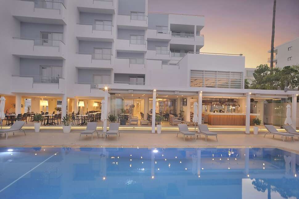 Ein Foto vom Pool im Okeanos Beach Boutique Hotel