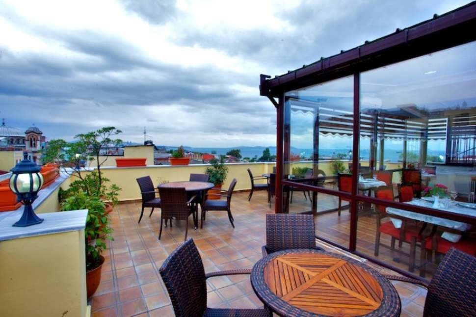 Ein Foto von der Terrasse im Amber Hotel Istanbul