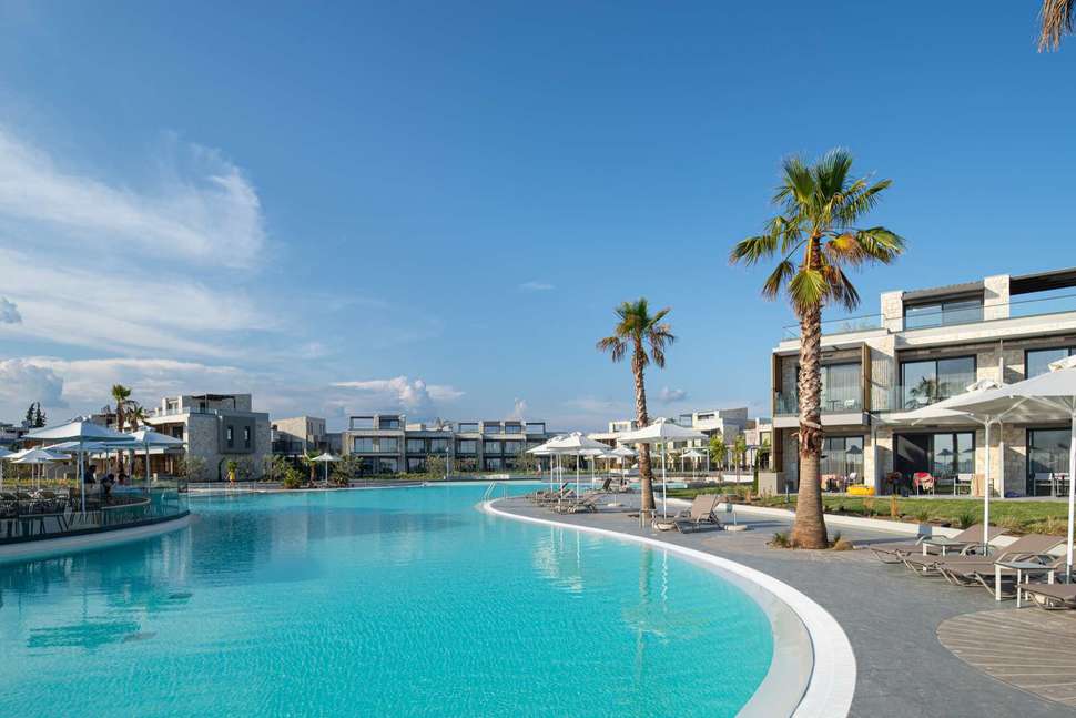 Een foto van een overzicht van Portes Lithos Luxury Resort