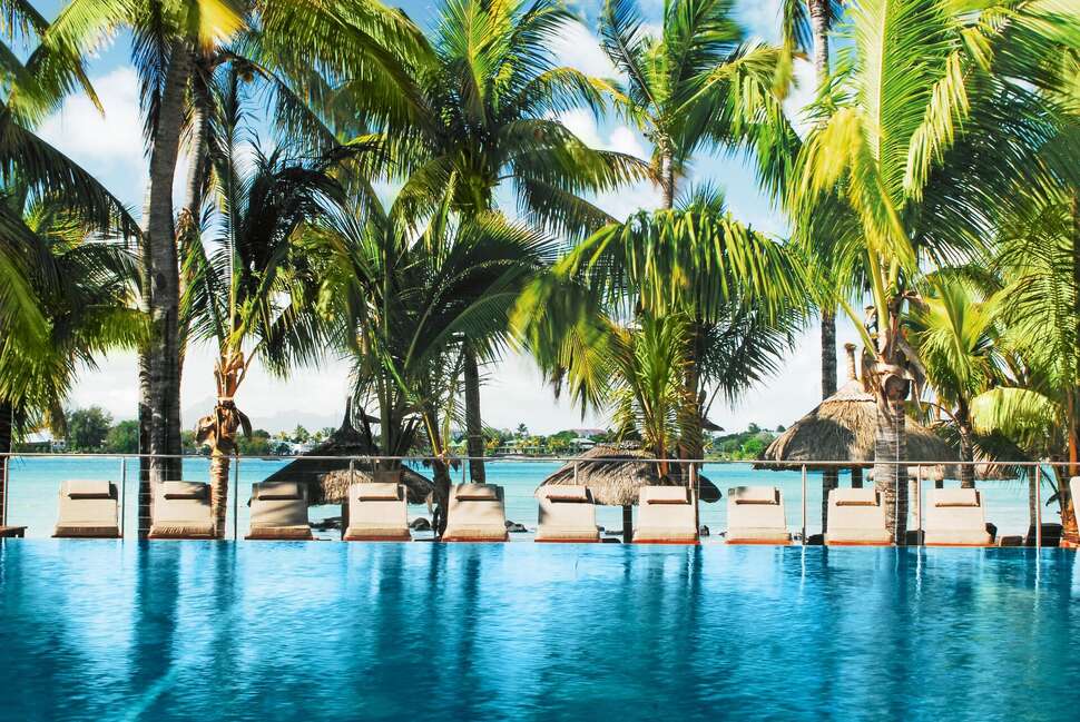 Een foto van het zwembad bij Mauricia Beachcomber