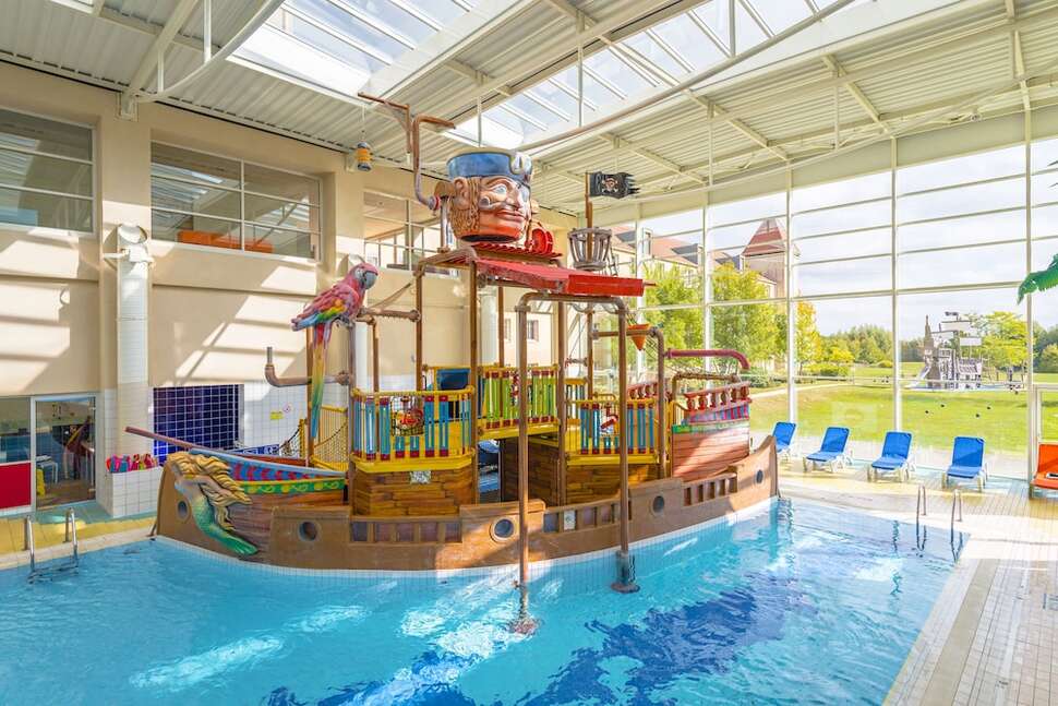 Ein Foto vom Pool im Explorers Hotel
