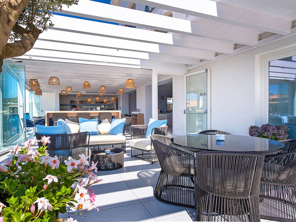 Een foto van het terras bij Hotel Blumarea