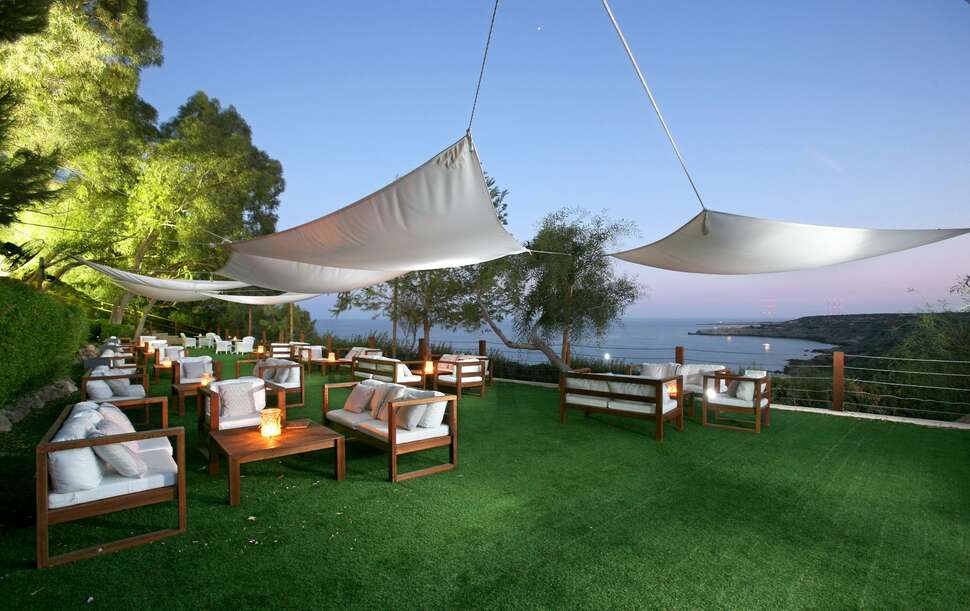 Een foto van het terras bij Grecian Park Hotel