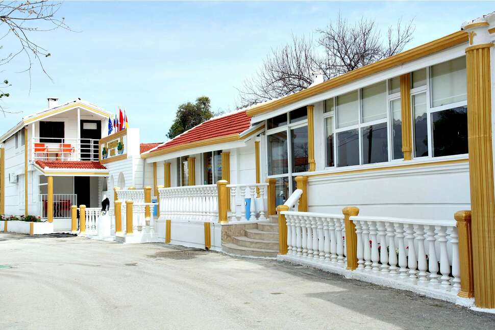 Een foto van de buitenkant van Side Temple Hotel