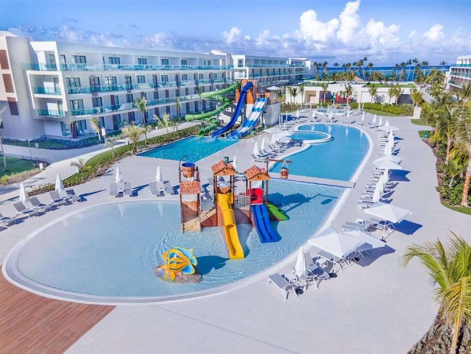 Een foto van het zwembad bij Serenade Punta Cana