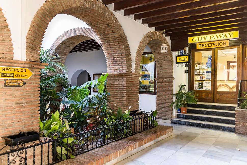 Een foto van het interieur van El Capistrano Village