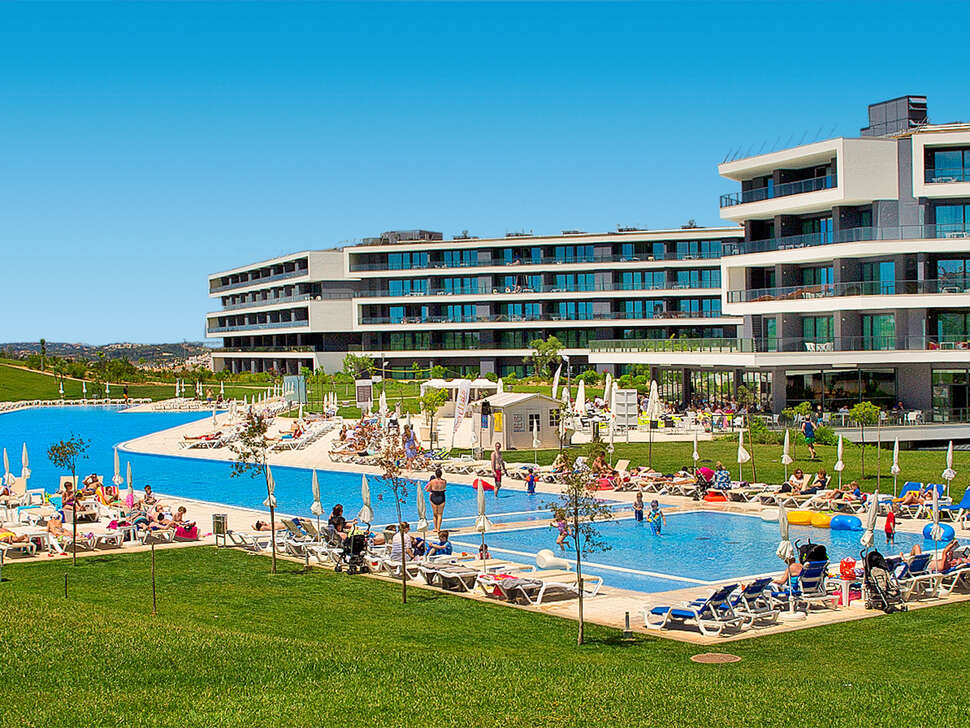 Ein Foto vom Pool im Aparthotel Alvor Baia