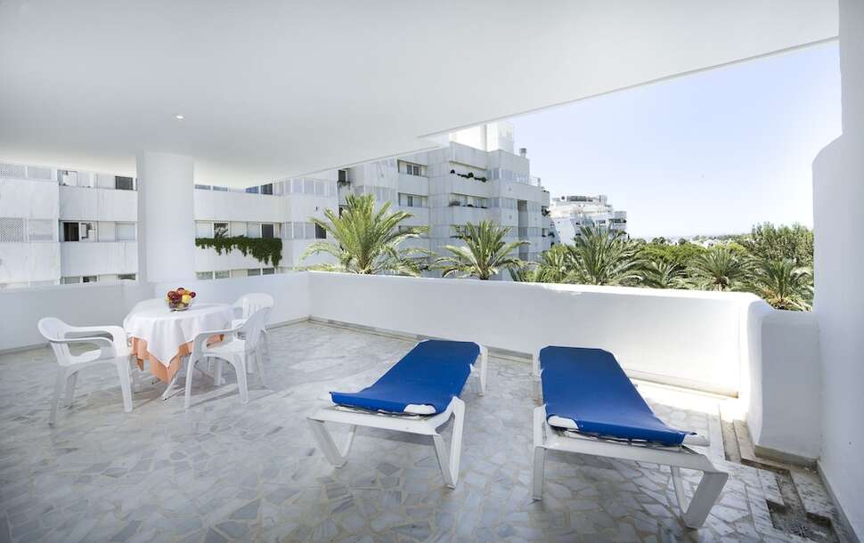 Een foto van het terras bij Aparthotel Monarque Sultan