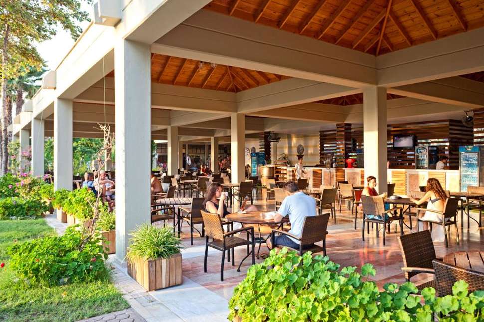 Een foto van het terras bij Club Tuana Fethiye
