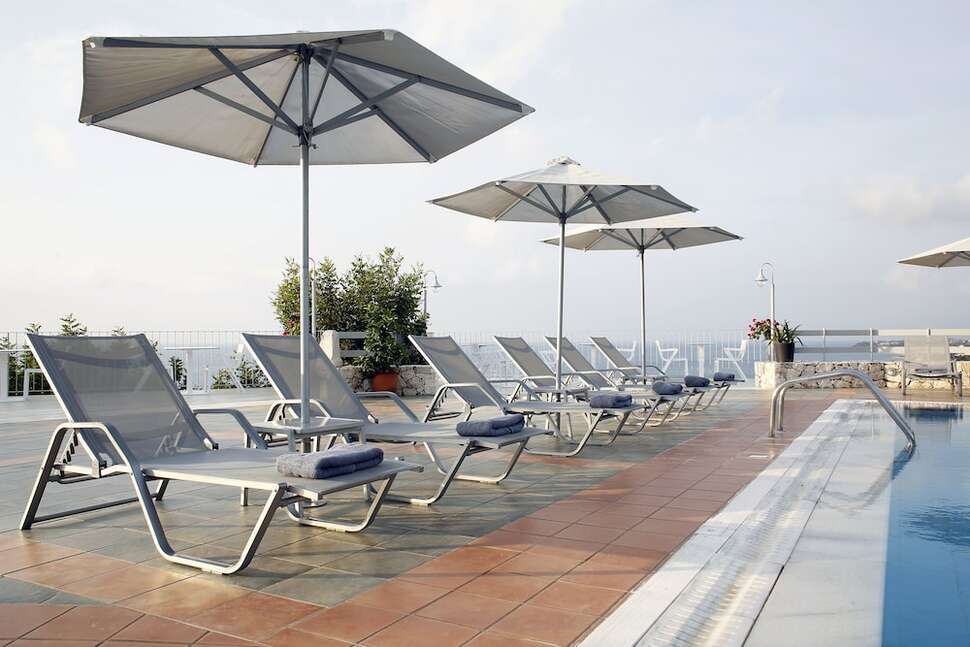 Een foto van het terras bij Asteris Hotel