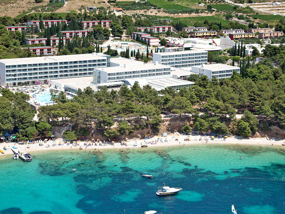 Een foto van de buitenkant van Bluesun Hotel Elaphusa