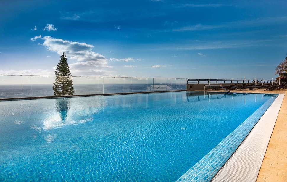 Een foto van het zwembad bij Hotel Madeira Panoramico
