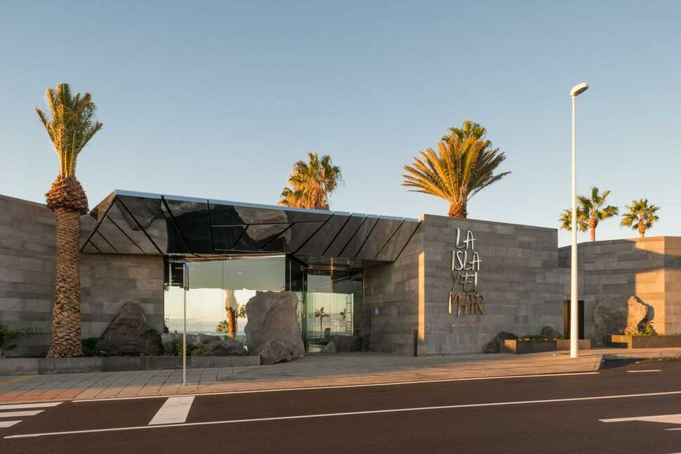 Een foto van de buitenkant van La Isla y el Mar Hotel Boutique