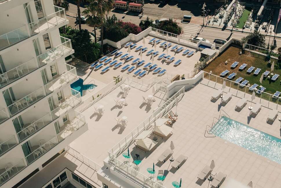 Een foto van de buitenkant van Hotel Alay