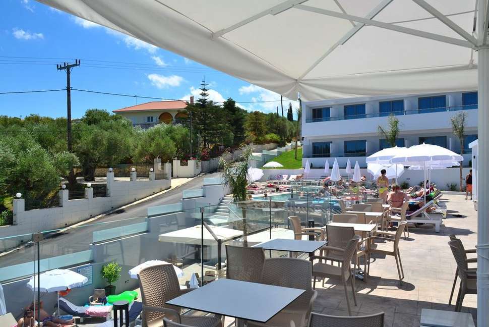 Een foto van het terras bij Tesoro Hotel