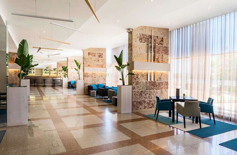 Een foto van het interieur van Tryp by Wyndham Lisboa Caparica Mar Hotel