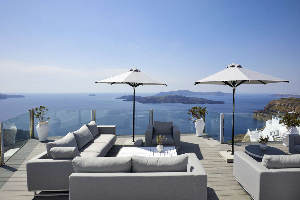 Een foto van het terras bij Petit Palace Suites