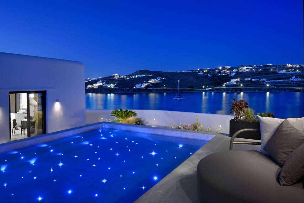 Een foto van het zwembad bij Aeonic Suites & Spa