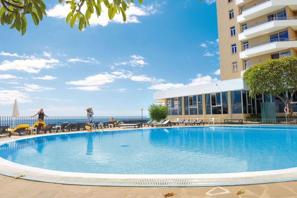 Ein Foto vom Pool im Aparthotel Duas Torres