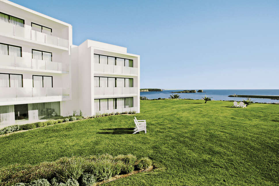 Ein Foto von der Terrasse im Memmo Baleeira Hotel
