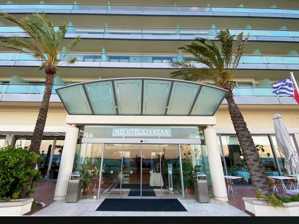 Ein Foto von der Außenansicht des Mediterranean Hotel