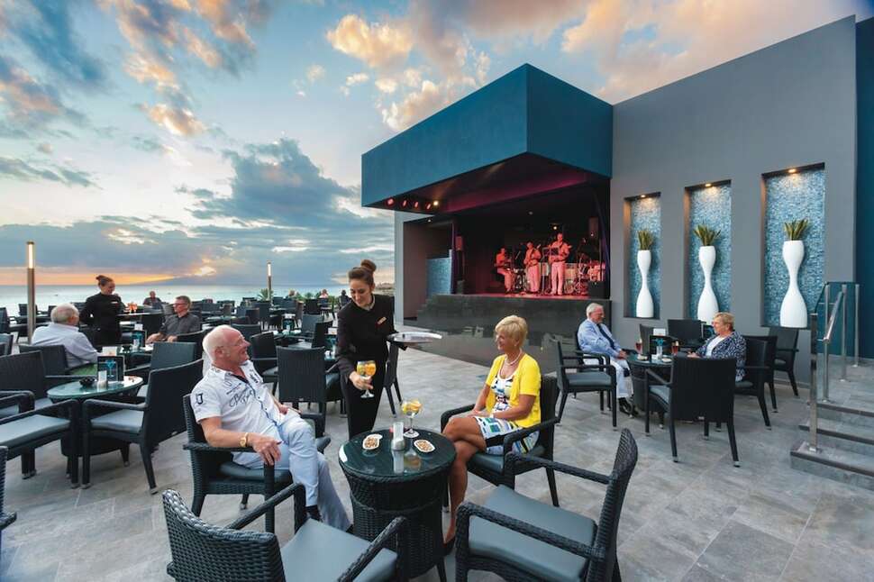 Een foto van het terras bij Riu Palace Tenerife