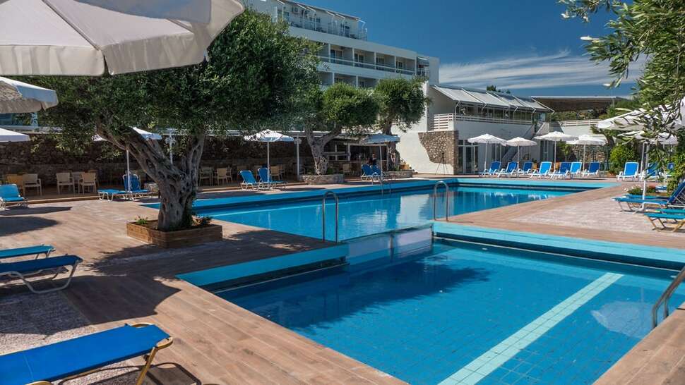 Een foto van het zwembad bij Golden Alexandros Hotel