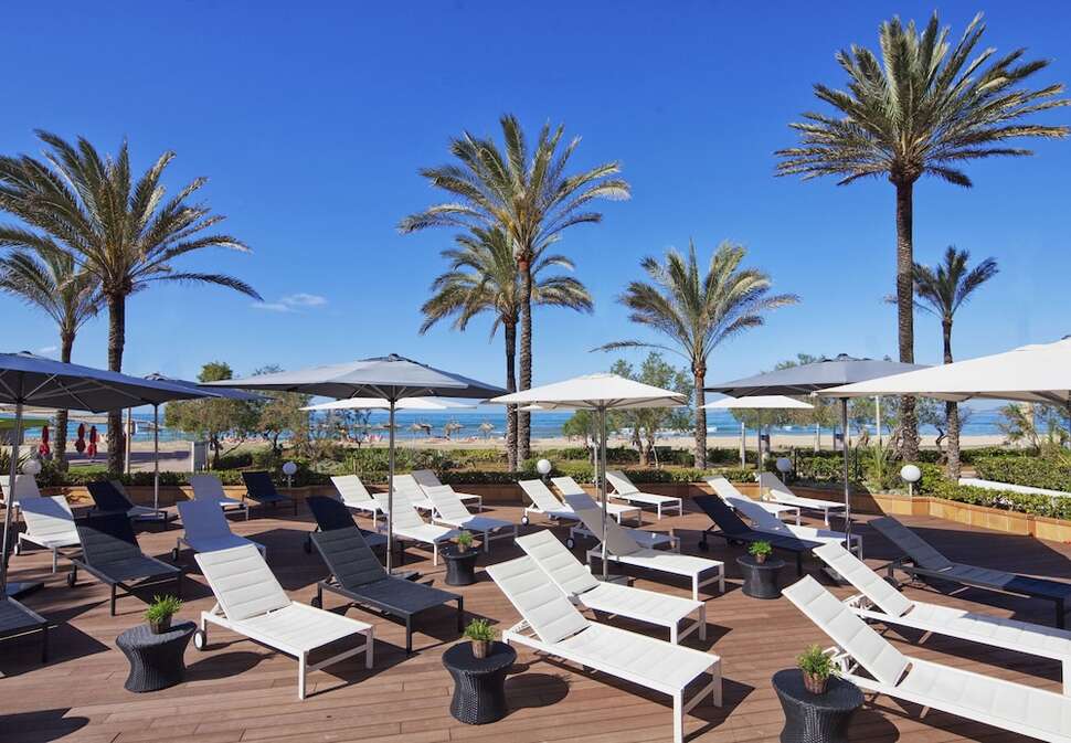 Een foto van het terras bij HM Tropical