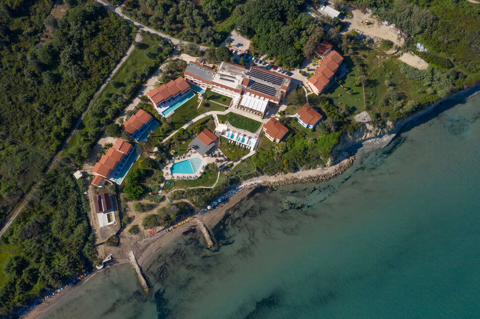 Ein Foto von der Außenansicht des Hotel Ibiscus Corfu
