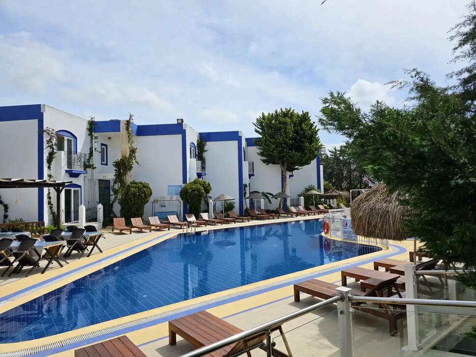 Ein Foto vom Pool im Serpina Hotel