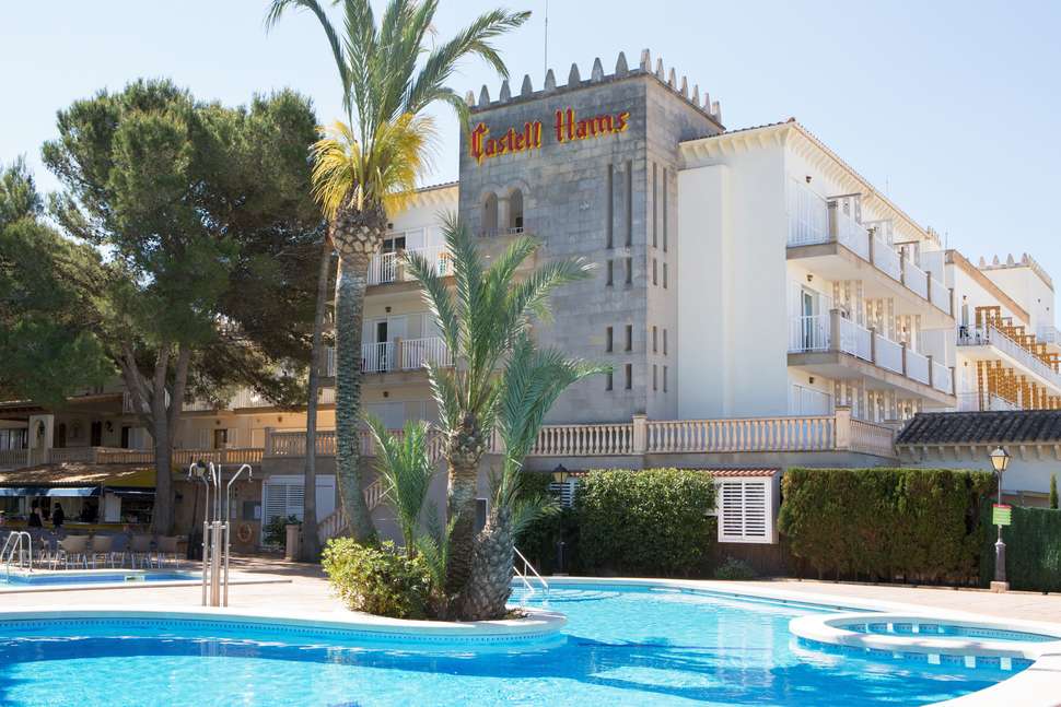 Een foto van het zwembad bij Hotel Castell dels Hams