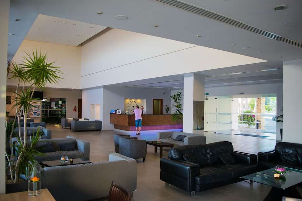 Een foto van het interieur van Theo Sunset Bay Hotel