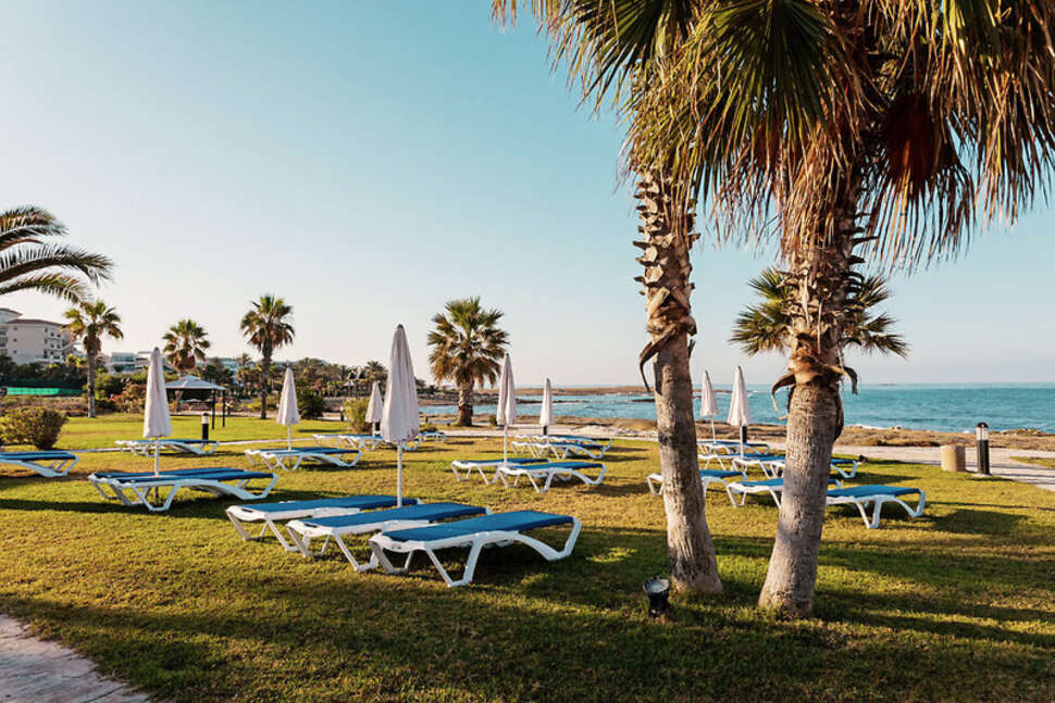 Een foto van het terras bij Leonardo Cypria Bay