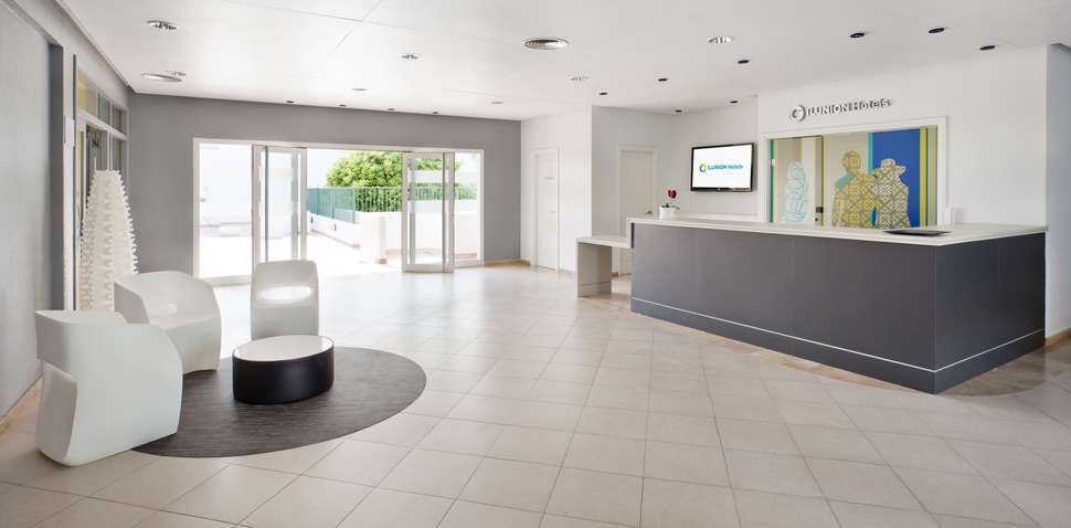 Een foto van het interieur van Hotel Ilunion Menorca