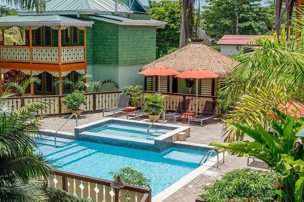 Een foto van het zwembad bij Country Country Beach Cottages