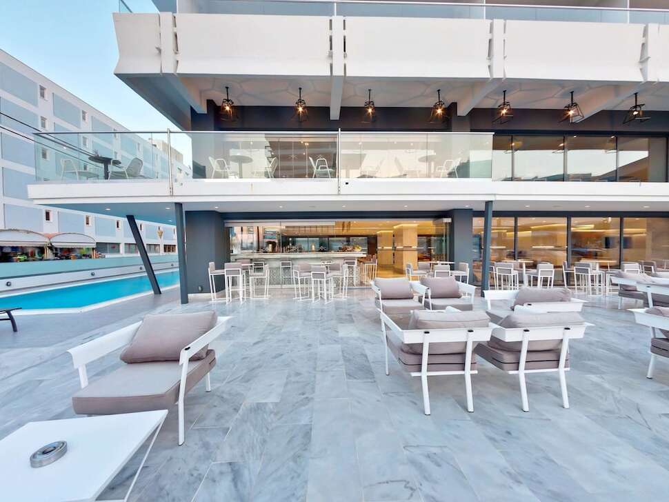 Ein Foto von der Terrasse im Mercure Rhodes Alexia Hotel & Spa