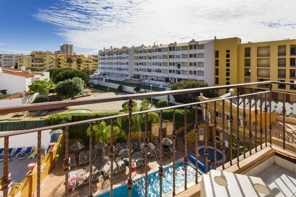 Een foto van het zwembad bij Choro Mar Appartementen