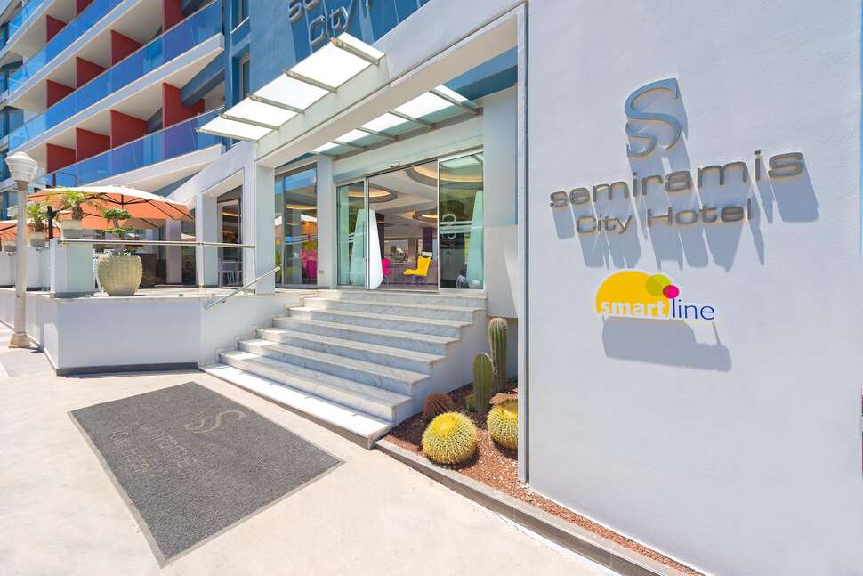 Een foto van de buitenkant van Semiramis City Hotel