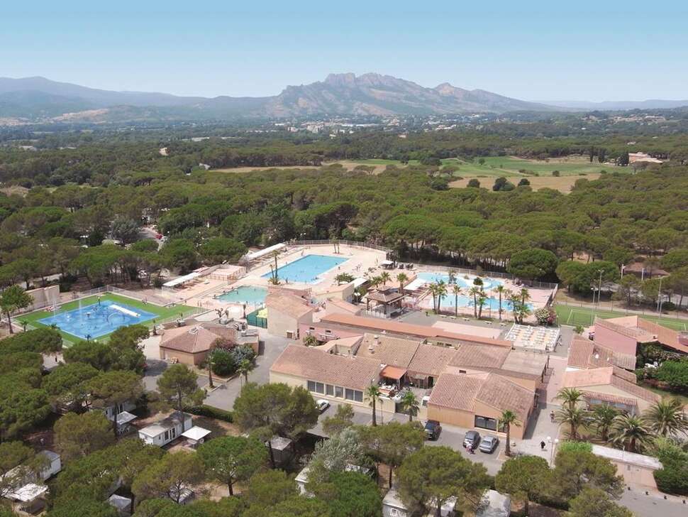 Een foto van het zwembad bij Parc Saint James Oasis Village