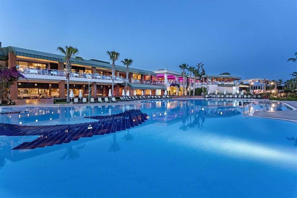 Een foto van het zwembad bij Pine Beach Belek