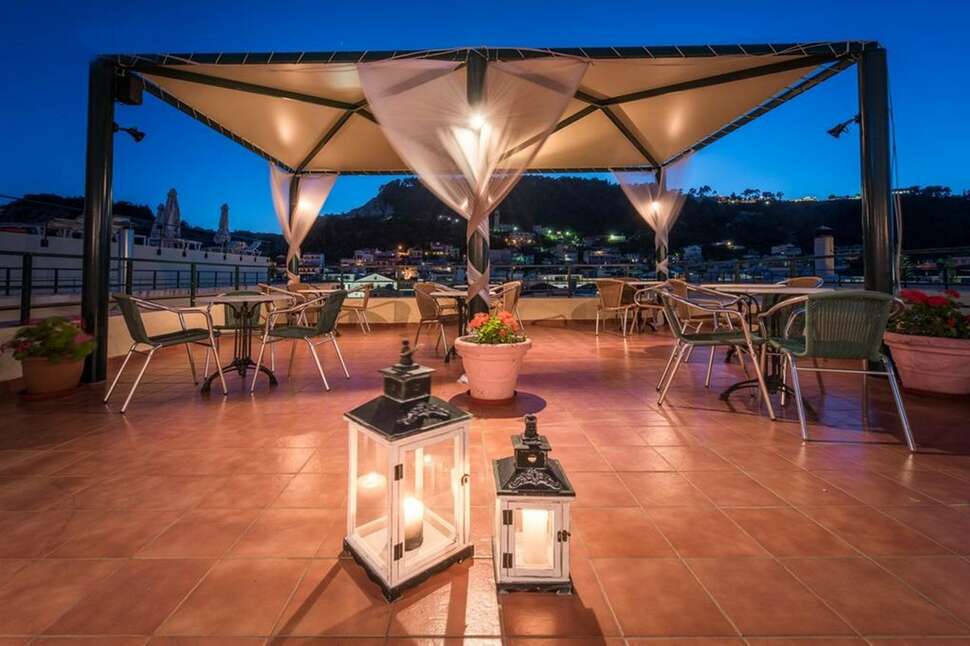 Een foto van het terras bij Strada Marina