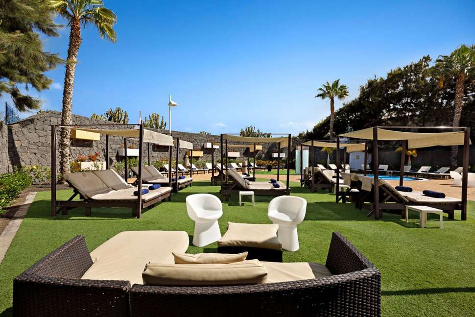 Een foto van het terras bij THB Tropical Island