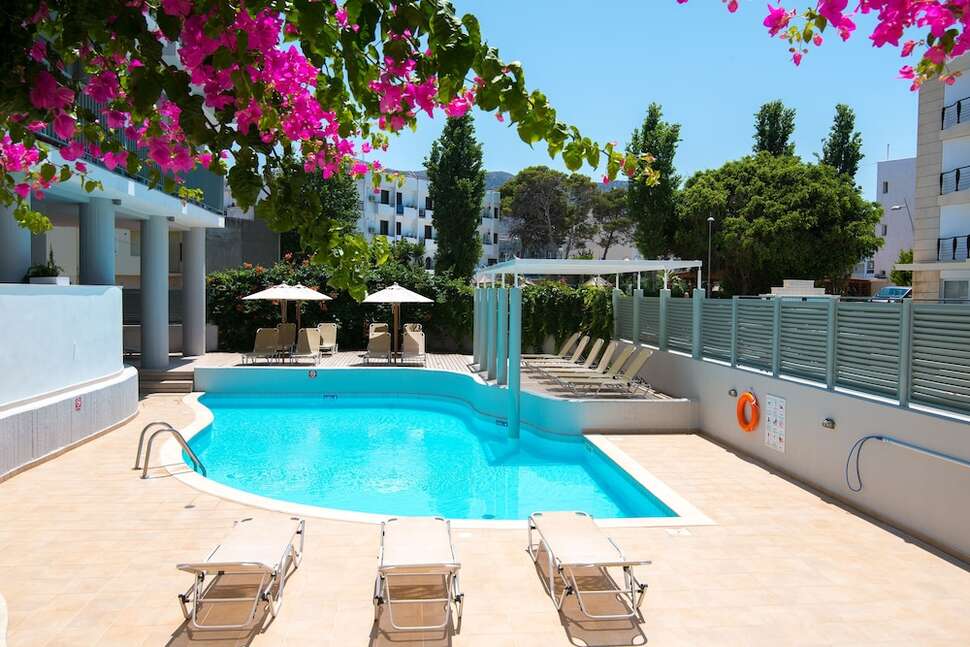 Ein Foto vom Pool im Alia Beach Hotel