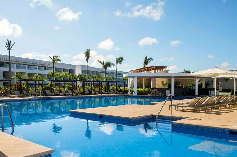 Een foto van het zwembad bij Platinum Yucatan Princess All Suites & Spa Resort